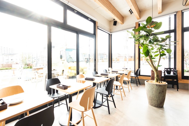 ガラス張りで開放的な雰囲気