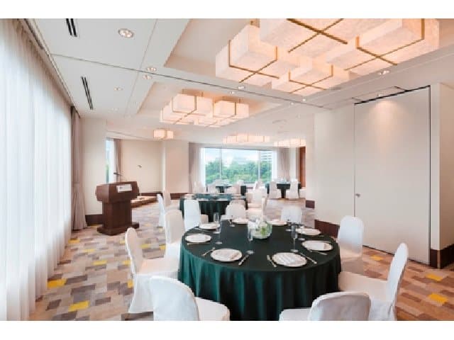 5F 面積:110㎡/46㎡ 高さ:2.7m 着席:50名様/20名様 立食:70名様/30名様 モダンな内装と、大きな窓から臨む景色が、都会らしい贅沢な時間を演出します。