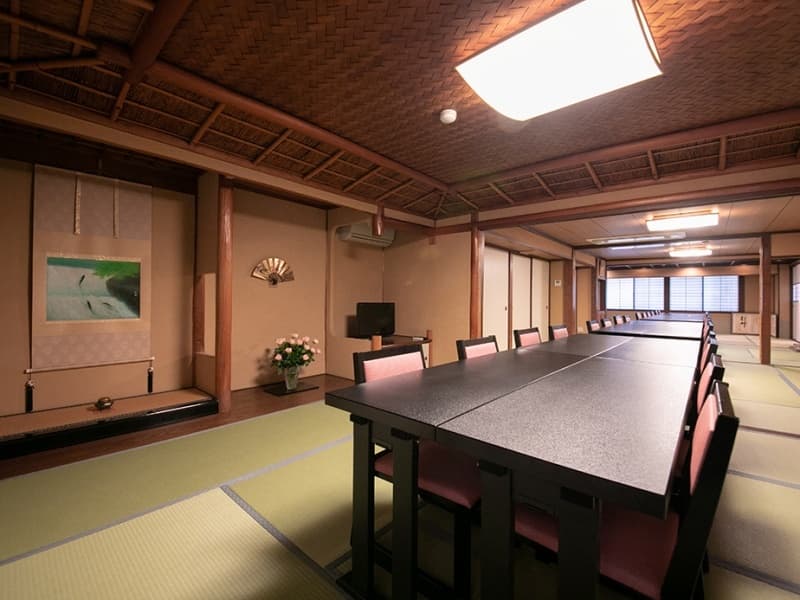 【会場】
床の間と掛け軸が趣を添える本格和室、大切なお集まりや会食、各種ご宴会におすすめ