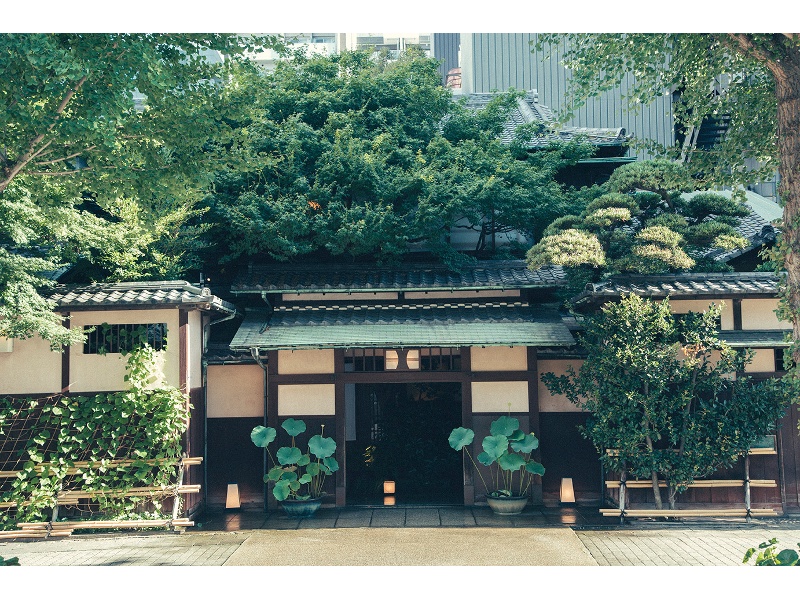 400年前、尾張徳川家御用達の御御馳走処として名を馳せた料亭、河文。重ねた歳月による重厚な風格を感じる空間で、大切な方々とのパーティーをお楽しみください。