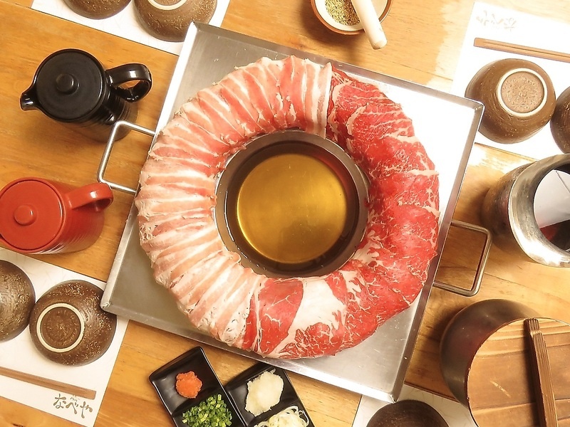 牛肉を花のように盛り付けた鍋料理