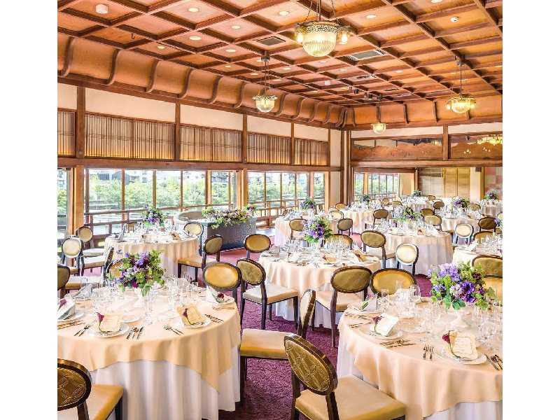 ▼GRAND BALL ROOM
フロア:3F
・窓から東山・清水寺・五重塔が一望できる当会場のメインバンケット。
●最大卓数:円卓24卓(1卓7名様)
●収容人数:着席168名様/立食200名様
●面積:315.3㎡
●天井高:約4.9m