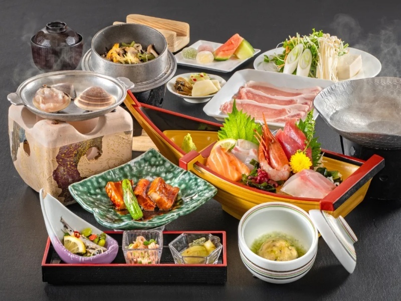 「房総の自然が育んだ旬の味覚を堪能」
九十九里沖で育った大粒のはまぐりをはじめ、千葉県産の良質な食材を厳選。房総の大地と海の恵みを、和洋の枠にとらわれない調理法で丁寧に仕上げています。四季折々の味わいを楽しめる、こだわりの料理をご堪能ください。