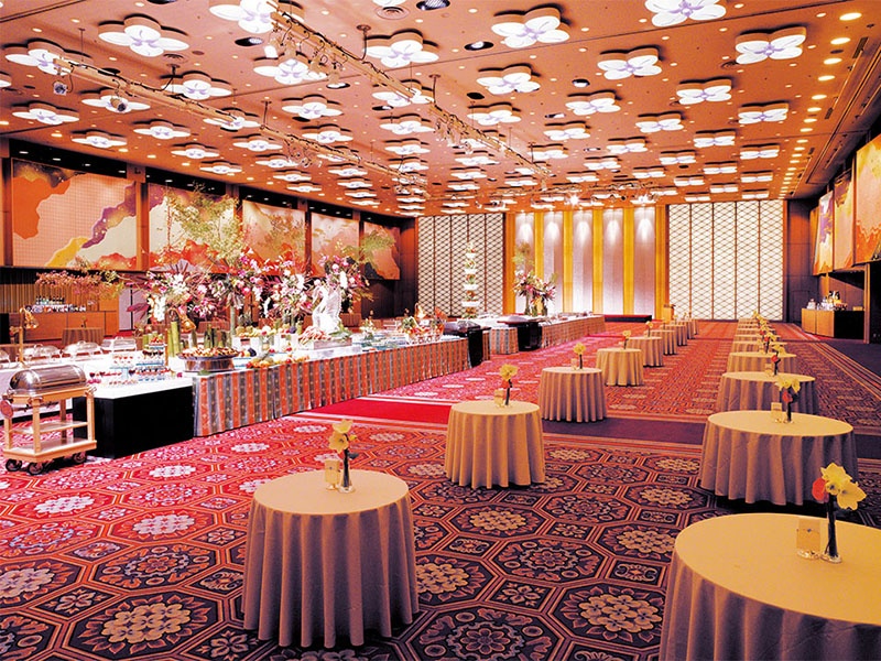 大宴会場【Heian-平安-】(1F) 伝統的文様や技法を贅沢にあしらったホテルオークラ神戸を代表する宴会場。国際会議をはじめ、パーティ・講演会・プライベートなお集まり迄、豊富な経験で培われてきた、きめ細やかなおもてなしでお迎えいたします。2,100㎡という関西屈指の広々とした空間は、パーティションによって2室または3室に間仕切ることもできます。