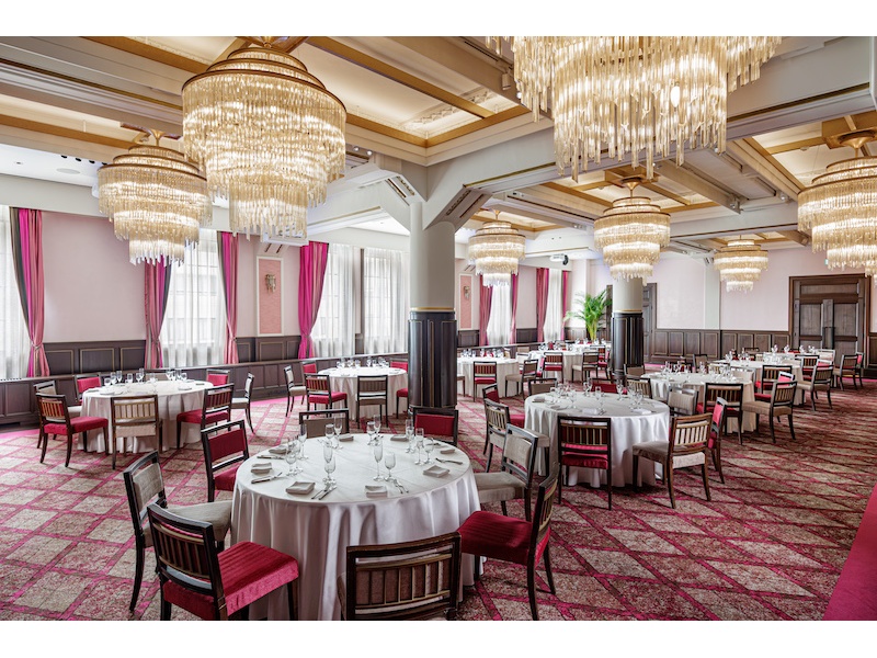 上質・上品でクラシカル・華やかな会場です。
5F THE CONDER HALL ザ コンダーホール
・面積 210㎡
・天井高 2.8 - 4.0m
・着席 152名様 / 立食 200名様
・スクール形式 162名様
・スクリーン 2面有