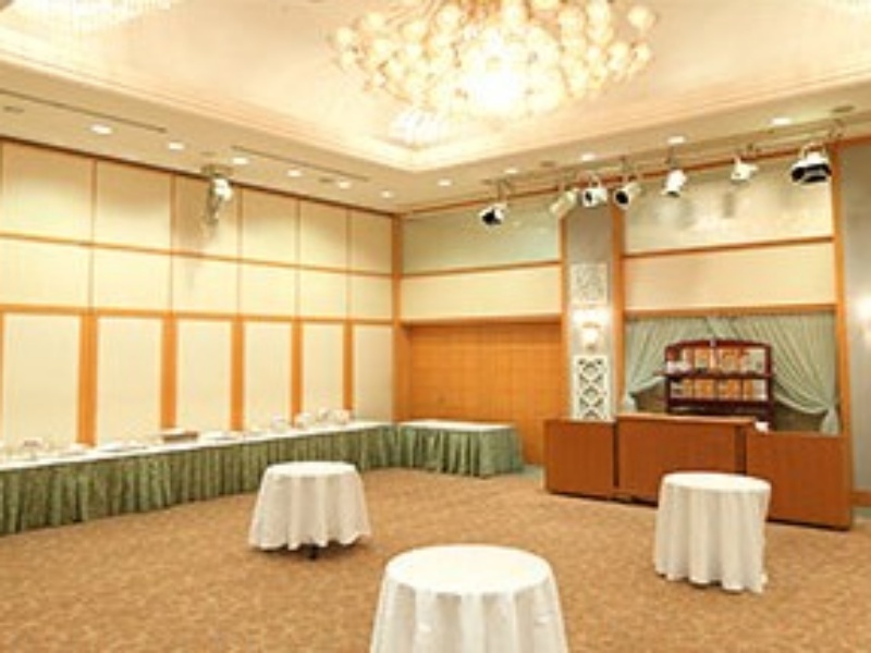 【会場:サファイア】
可愛い花束をデザインしたシャンデリアが華やぎを印象づける中宴会場
