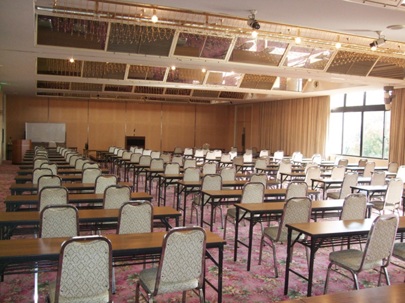 【梅の間】 最大180名収容可能!大人数での会議◎