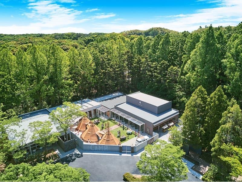 80名~100名様ほどまで収容可能で迎賓館の敷地にありながら、しっかりとご利用スペースが分かれておりますので一棟貸切で会場をご利用いただけます。
ガーデンスペースをはさんで2部屋大きなお部屋がございます。そのお部屋を
同時に使用すれば約130名様ほどまで収容可能でございます。