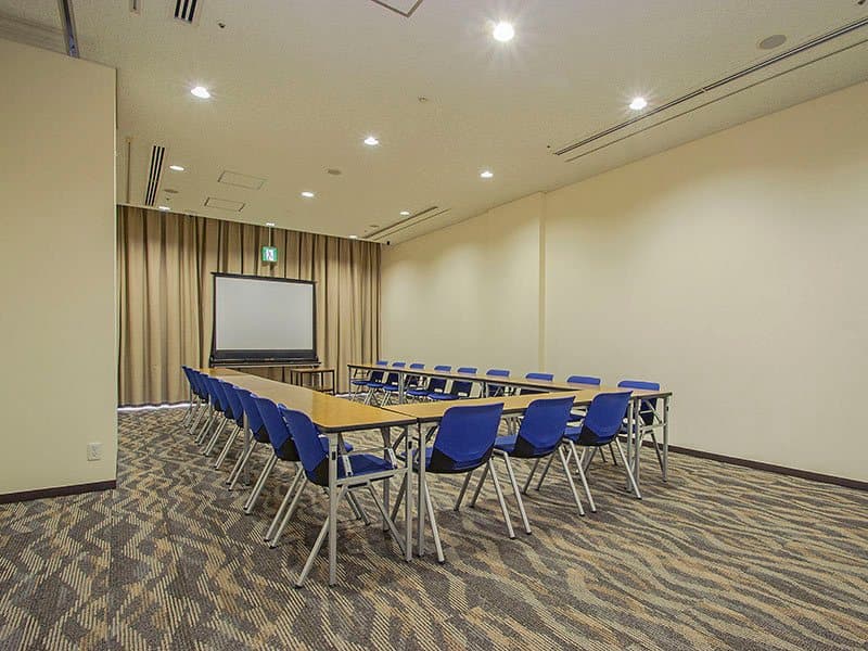 最大シアター型で50名収容可能です。
お客様の用途に合わせてレイアウトさせていただきます。
「会議・研修・セミナー・展示会・パーティー等」様々なニーズに合わせてご利用いただけます。