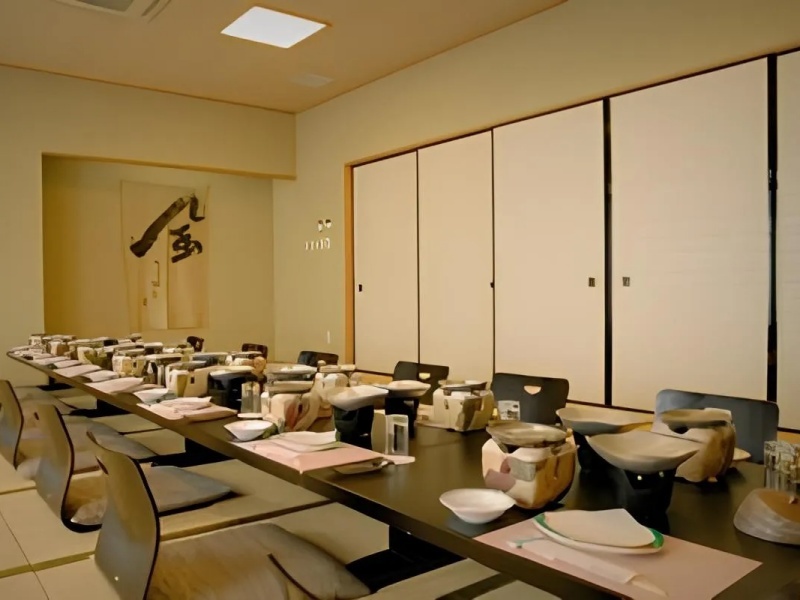 「こもれび(和室宴会場)」
最大20名まで利用可能な和室宴会場です。
歓送迎会や忘新年会、ご親族のお集まりなど、中規模の宴会や会食にご利用いただけます。