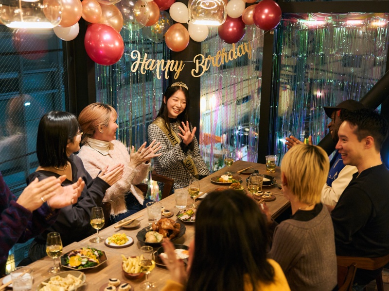 【会場】
大きな窓に面した席で、円山町の夜景を眺めながら食事が楽しめます。