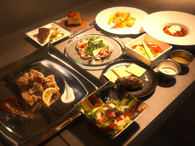 【お料理(例)】
ビュッフェスタイルやご予算に合わせたプランをご用意いたします。
飲み放題にも対応し、お客様のご希望に合わせて柔軟にアレンジいたします。