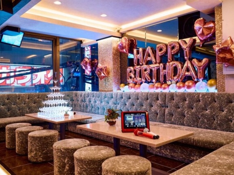 【シャンパンタワーおよび豪華バルーン、特製ケーキ付 プレミアム誕生日および記念日/飲み放題および料理全10品付】
3時間貸し切りプラン