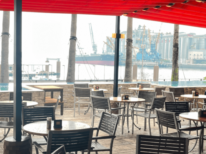 海と港を望む1Fテラス。着席80名までのパーティーやBBQに対応します。