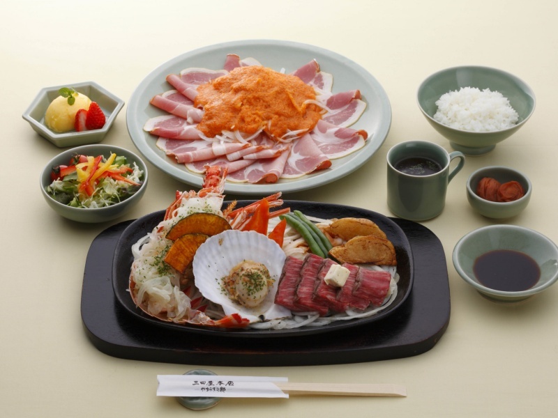 こだわりのオードブルと上質のステーキを、三田青磁の器でご提供