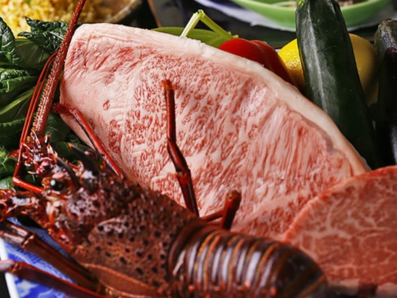 フォアグラの鉄板焼や伊勢海老、黒毛和牛フィレ肉100gなど、厳選食材を贅沢に味わえるディナー限定のスペシャルコースです。前菜からデザートまで楽しめる全12品をご用意。お一人様19,800円(税・サービス料込)で、オプションとして120分のフリーフロー(飲み放題)も追加いただけます。