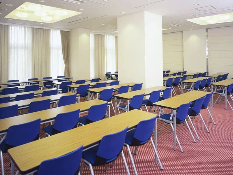 最大シアター型で100名収容可能です。
お客様の用途に合わせてレイアウトさせていただきます。
「会議・研修・セミナー・展示会・パーティー等」様々なニーズに合わせてご利用いただけます。