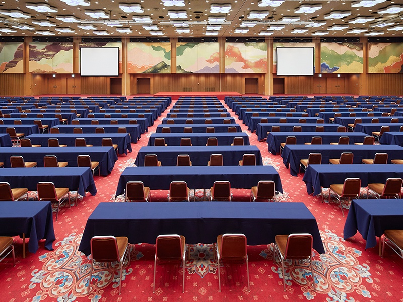 大宴会場【Heian-平安-】(1F) 1,000名超の総会・会議にも対応可能な大宴会場。収容人数(例)シアター…3,000名、スクール…880名、着席…1,200名、立食…3,000名※全面使用時