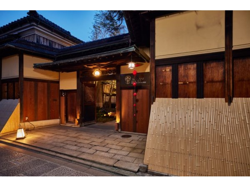 重厚な日本建築の正門の奥はまだ誰も知らない京都の隠れ家。大正の粋と平成のトレンドがひとつに結ばれた、大人の雰囲気が漂う空間で特別なパーティを。