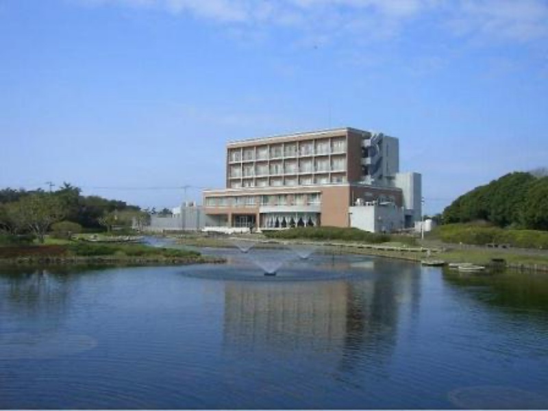 千葉県立蓮沼海浜公園内に位置するリゾートホテルで、九十九里の海を一望できる絶好のロケーションの中、宴会やセミナー・研修合宿など幅広いシーンにご利用いただけます。