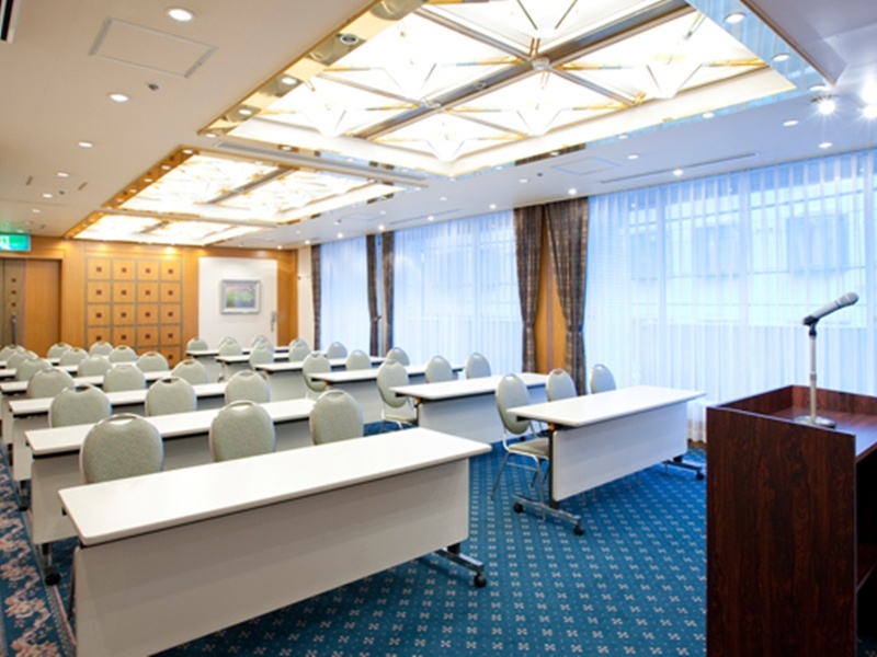 48名まで人数に合わせて多目的に使える会議スペースをご用意しました。