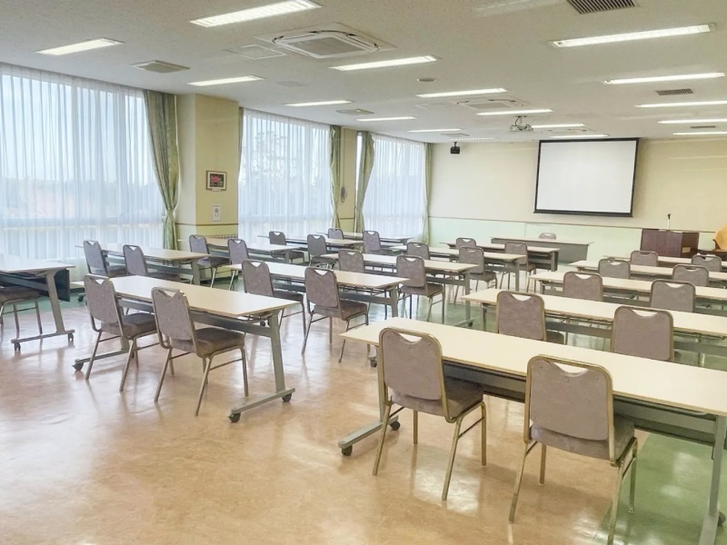 「しおかぜ」
スクール形式90名、ロの字形式40名、シアター形式120名、1本流し28名まで対応する会場です。ワイヤレスマイク、ホワイトボードを完備し、有料でプロジェクター、スクリーンもご利用いただけます。