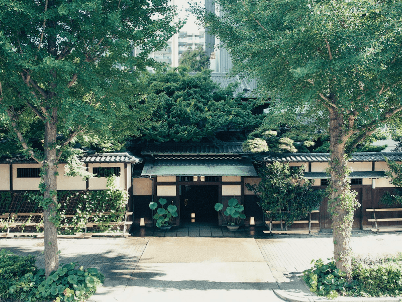 400年前、尾張徳川家御用達の御御馳走処として名を馳せた料亭、河文。重ねた歳月による重厚な風格を感じる空間で、大切な方々とのパーティーをお楽しみください。