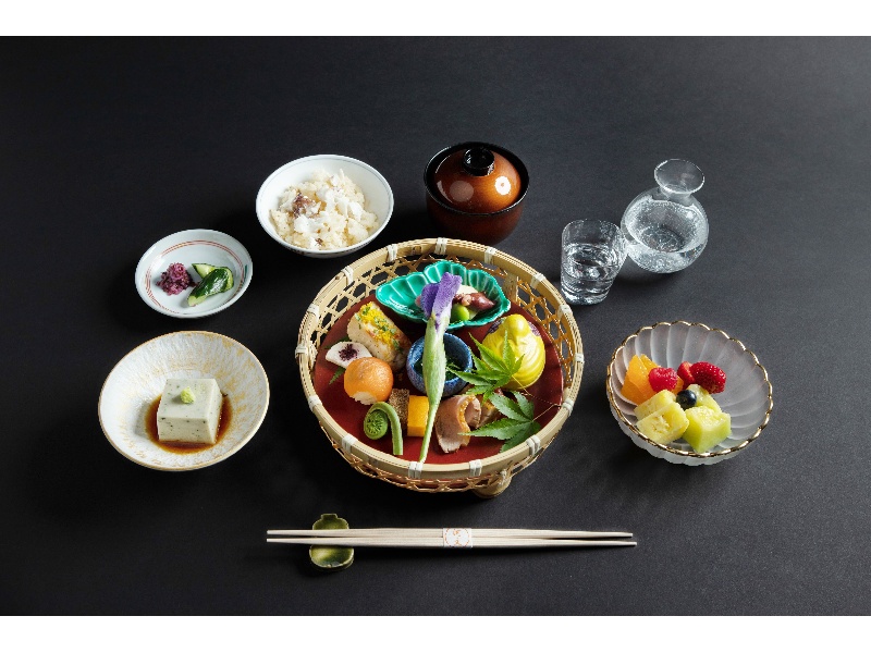 【花籠】
ツアー中の昼食利用や、会の中でゆっくりとお食事のお時間をとれないご宴席に。