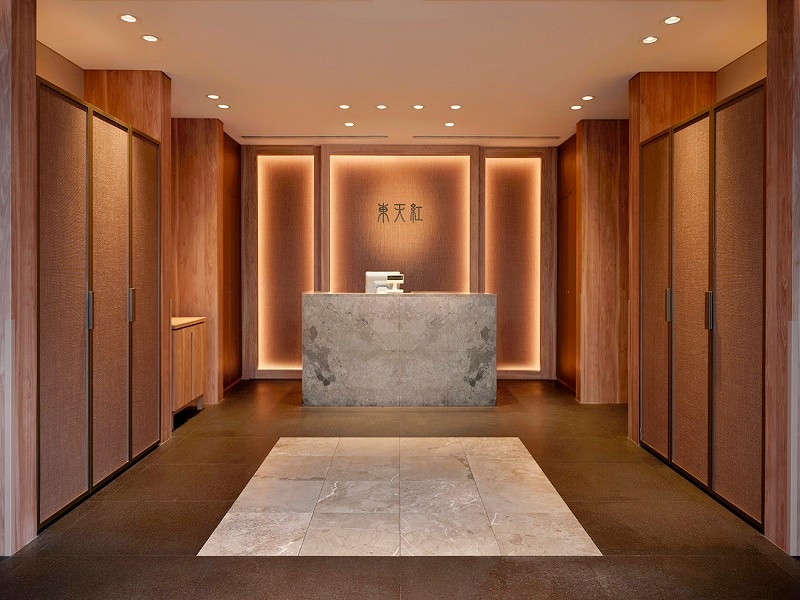東京国際フォーラム店は、東京国際フォーラム内に位置する長さ220m高さ60mの巨大な空間、ガラスホール棟7F。
