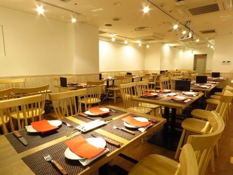貸切OK(50名〜)・100名収容。スタイリッシュな空間でシュラスコ食べ放題+100種以上の飲み放題が楽しめる。