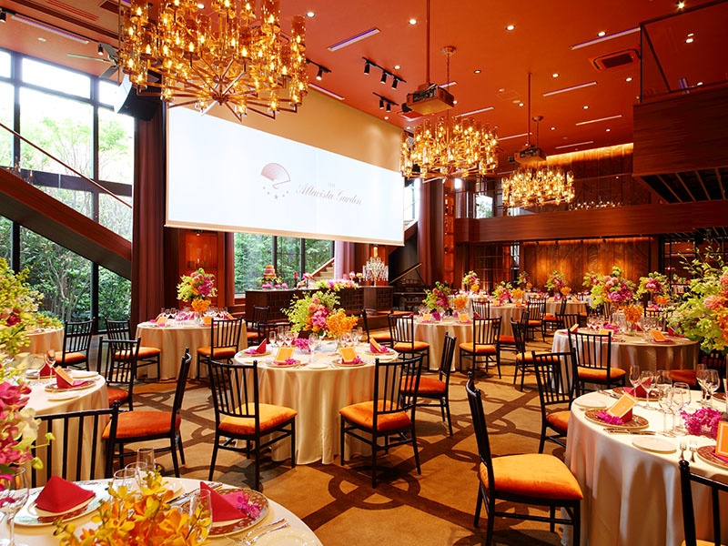 THE MAIN DINING 大開放感×非日常
上質感を抱くオーセンティックな会場。大型スクリーンでの上映は圧巻