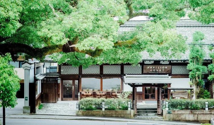 PAVILION COURTは、玄関の門、ロビー棟、洋館ともに京都最初期の鉄筋コンクリート造煉瓦壁の建物として国の登録有形文化財に指定されています。館内に一歩足を踏み入れると、まるでタイムトラベルをしているかのような非日常の雰囲気が広がります。