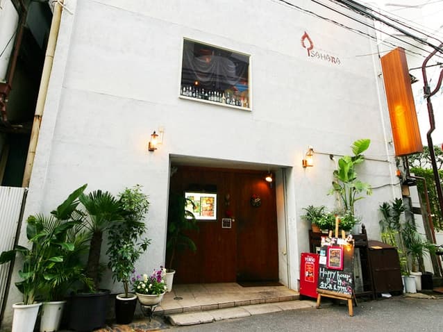 まさに「隠れ家」という名にふさわしく、一歩足を踏み入れる前から「これから特別な時間が始まる」というワクワク感を感じます。