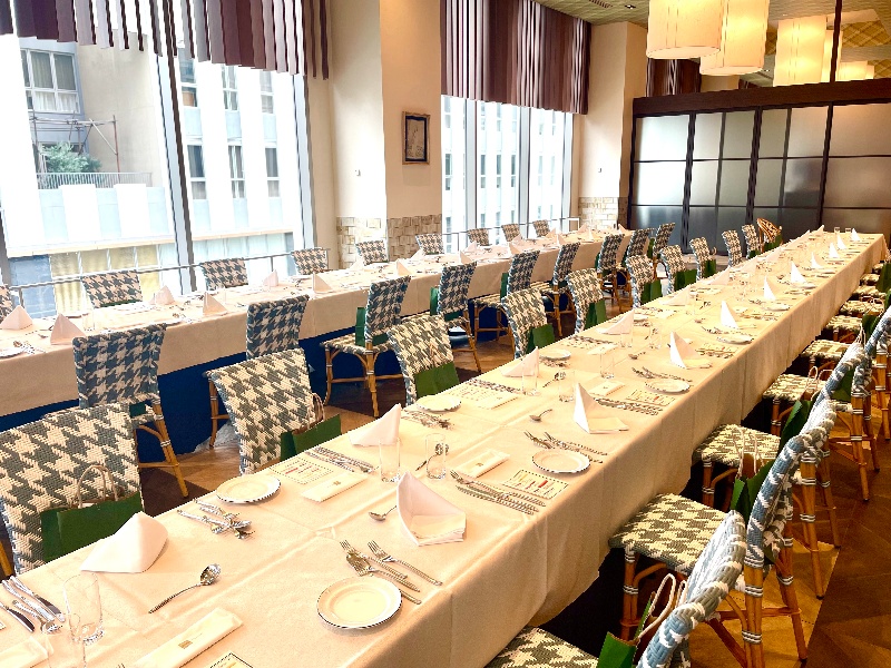 ホール 最小30名~120名様まで収容可能です。
コース料理、卓盛料理、ビュッフェ形式まで
ご要望にあわせて対応いたしております。
渡辺通沿いに位置し、地下鉄駅徒歩2分、
二次会で中洲も徒歩10分以内と利便性抜群です。
