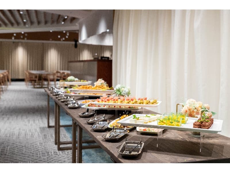 昼の宴会プラン(8時〜16時まで利用可)| 会場3時間+ビュッフェ+飲み放題2時間+プロジェクター&スクリーン+無線マイク2本付き