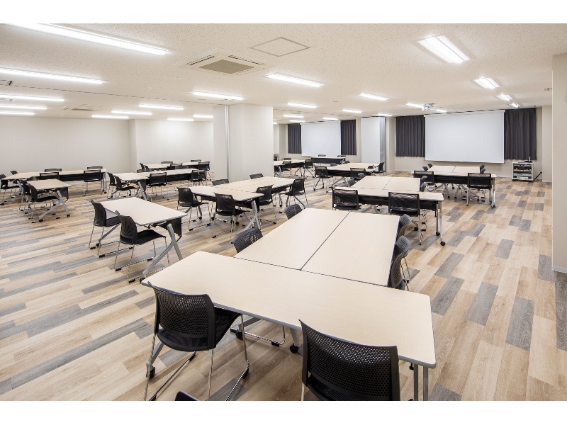 【かすみ(205㎡)】
防音設備の整った会場のため、声出し研修に最適! セパレート可能な会場なので、かすみ①(100㎡)・かすみ②(105㎡)と分割してもご利用いただけます。