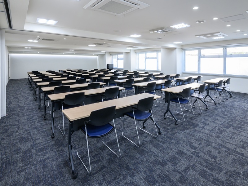 AB会議室(156㎡)スクール形式/60名
研修や説明会におすすめです。