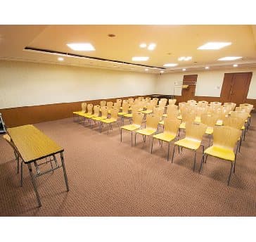 最大シアター型で80名収容可能です。
企業説明会・講演会・研修会・会議 など様々な用途にご対応致します。
また、アパレル展示会やイベントルームとしてのご利用にも最適です。