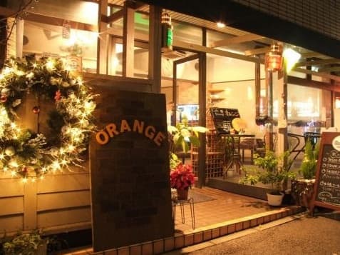 賑やかな駅前エリアから少し離れた落ち着いた場所にあり、「千葉駅裏の隠れ家」と称される特別な雰囲気を持っています。