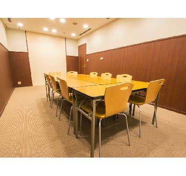 最大シアター型で14名収容可能です。
企業説明会・講演会・研修会・会議 など様々な用途にご対応致します。