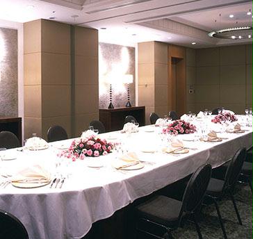 【小宴会場】【紅葉】
地下1階の宴会場エントランスから近い場所に位置する小宴会場。小ぶりで使い勝手の良い会場にはビルトイン方式のホワイトボードもあり、研修や会議に最適です。また手ごろなサイズのため会食会や大型宴会のお控え室などにも使っていただけます。