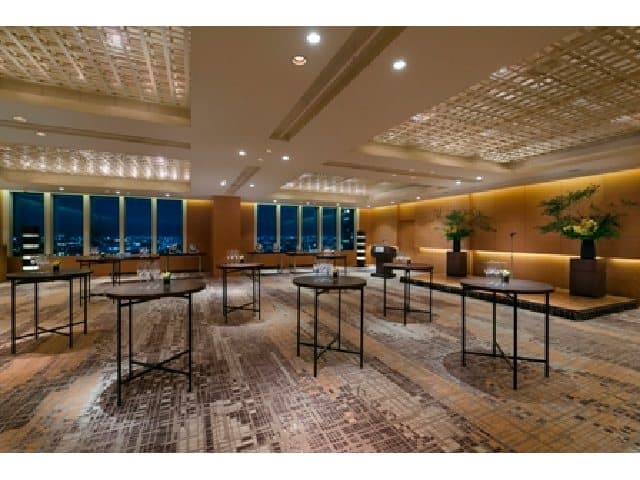 5F 面積:110㎡/46㎡ 高さ:2.7m 着席:50名様/20名様 立食:70名様/30名様 モダンな内装と、大きな窓から臨む景色が、都会らしい贅沢な時間を演出します。
