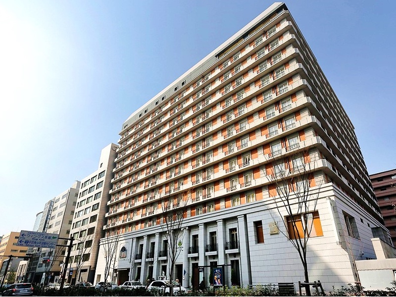 【ホテル外観】
イングランド北方のスコットランドのアーツ&クラフトと古都エジンバラをテーマにデザインされたヨーロッパテイストのホテル。レンガ色のタイルの外観が印象的。