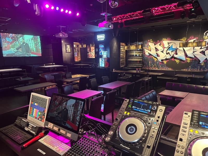 🎧DJブース×特殊照明でフェス気分🎧
プロ仕様DJブース・カラオケ・大型スクリーン・音響設備が揃った本格エンタメ空間。クラブ演出や映像投影も自由自在。盛り上がる二次会・パーティーの舞台として最高のステージをご用意します。