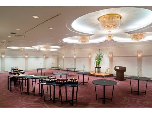 B1F 面積:140㎡ 高さ:3.0m 着席:60名様 立食:90名様 シンプルで開放感あふれるデザインの内装は、カジュアルからフォーマルまで、あらゆるシーンで幅広くご利用いただけます。