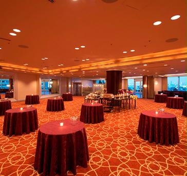 【パシフィック】3F
面積:507㎡ 高さ:3.0m
着席:200名様 立食:300名様
室内はバラをモチーフにコーディネート。ソファーが設けられたラウンジスペース、格調高いダイニングエリア、210㎡の広さを誇る屋外バルコニーの3つのエリアを擁します。