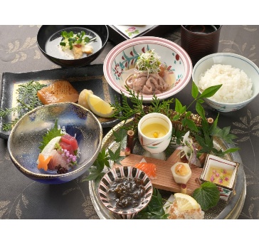 【季節の味わいと彩りを楽しむ】夜懐石+飲み放題150分