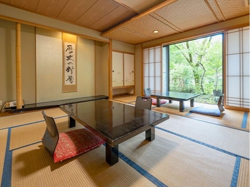 どのお部屋からも自然が近くに感じられるよう、1階には降りることの出来る庭園、2階からは広大な山々の景色をご覧いただけます。