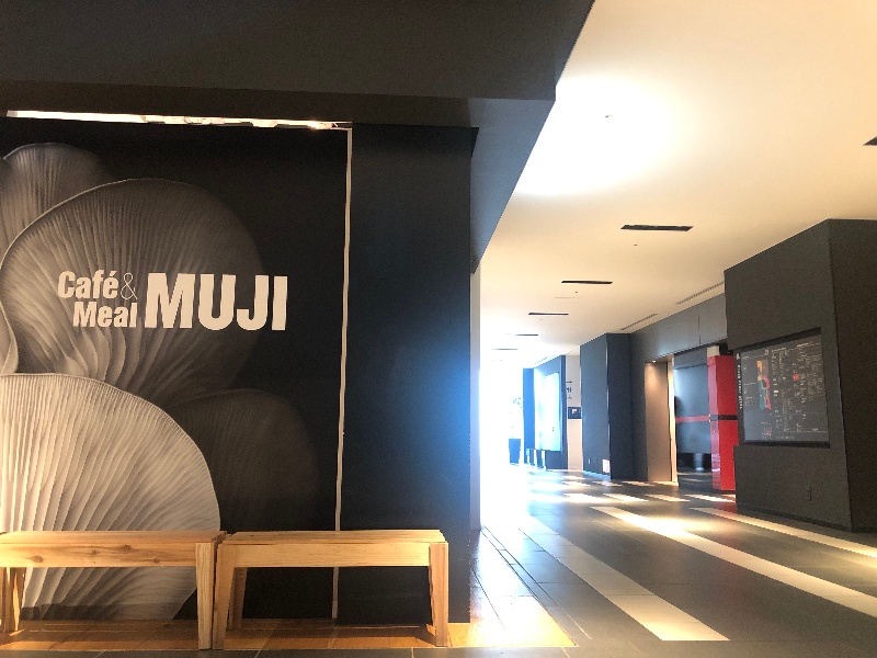 店舗すぐ隣にエレベーター、お手洗いがあります