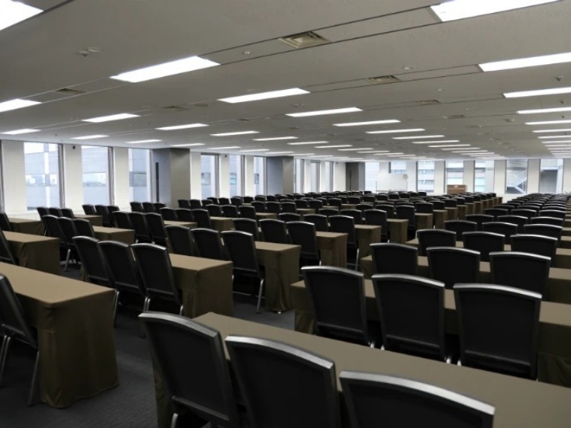 窓際まで広がる開放的なレイアウト。最大435名まで収容できるホール20A+Bは、大規模な研修や講演会にも余裕で対応します。